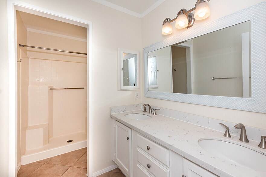 Master bathroom - 7880 Mission Vista Dr