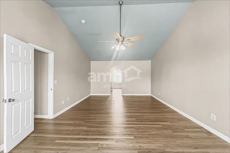 Building Photo - 838 Avalon Dr