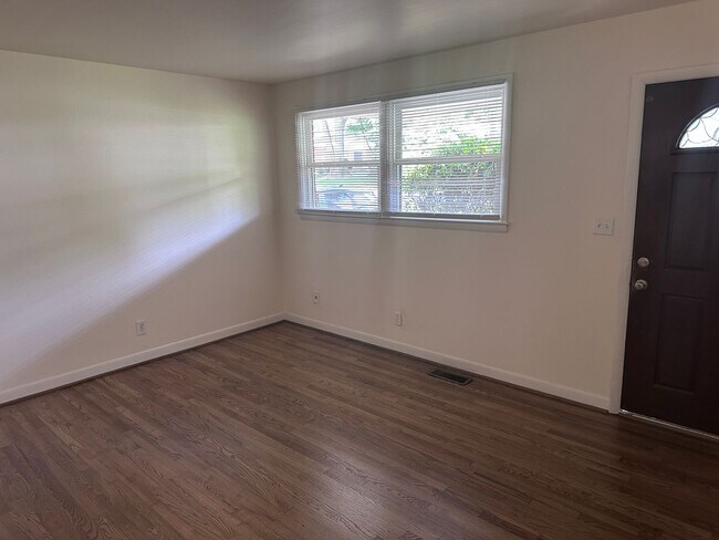 Building Photo - Country Club 3 Bedroom House