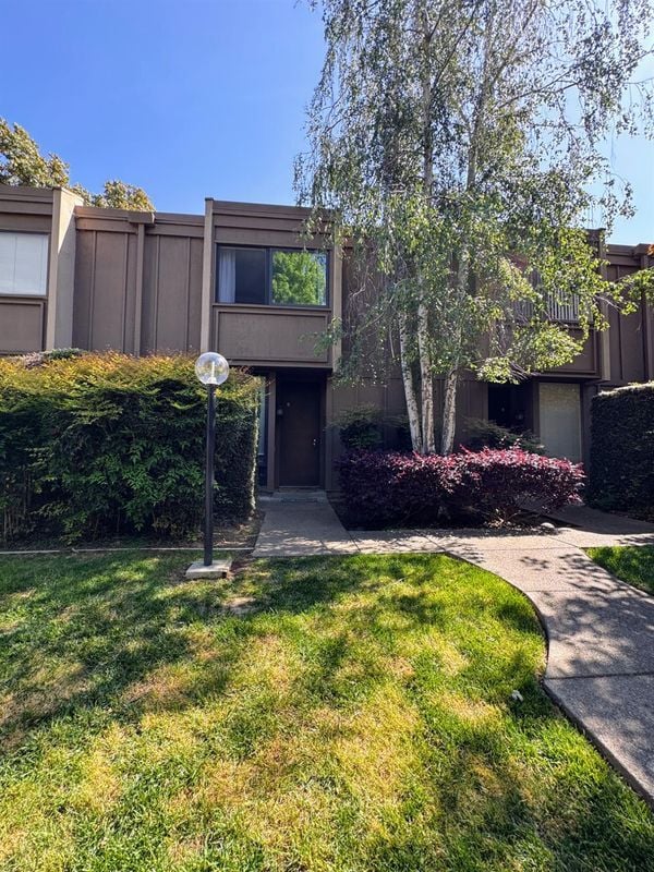Primary Photo - 2224 Woodside Ln