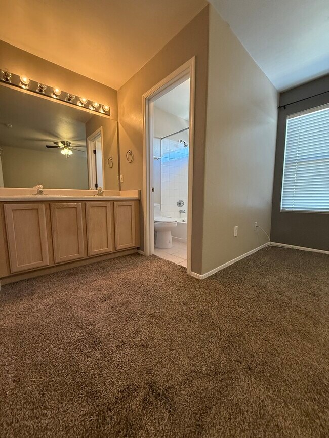 Building Photo - HOUSE FOR RENT