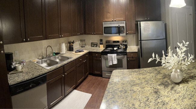 Building Photo - 460 Seven Farms Drive