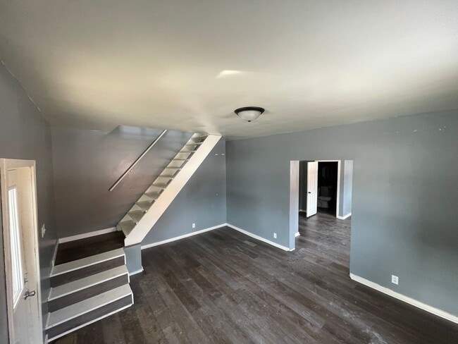 Building Photo - 607-609 E Elm