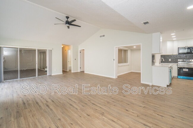 Building Photo - 304 La Serena St