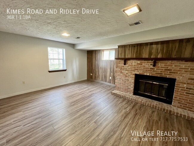 Building Photo - *** Available mid-June! *** Large, remodel...