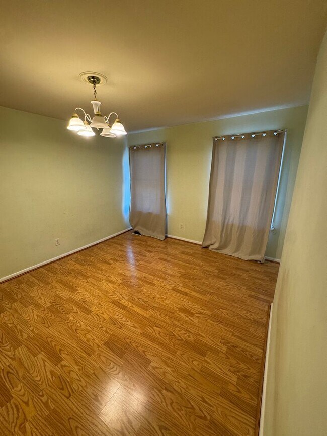 Building Photo - 5 Bedroom 2.5 Bath in Squirrel Hill