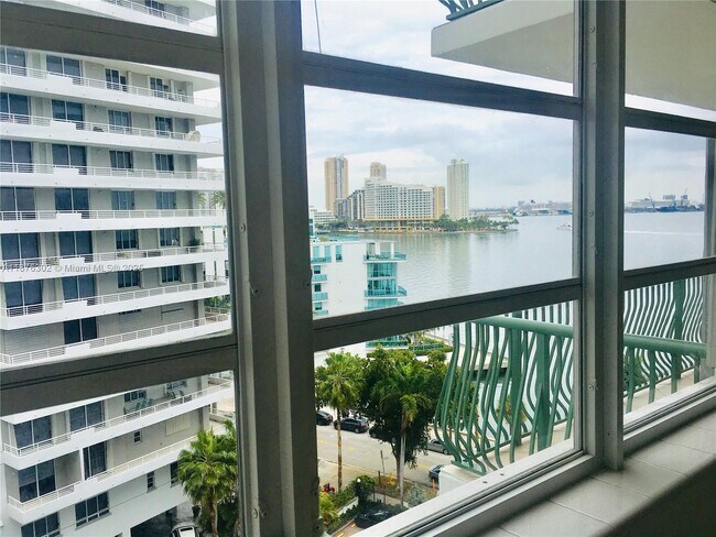 Building Photo - 1408 Brickell Bay Dr