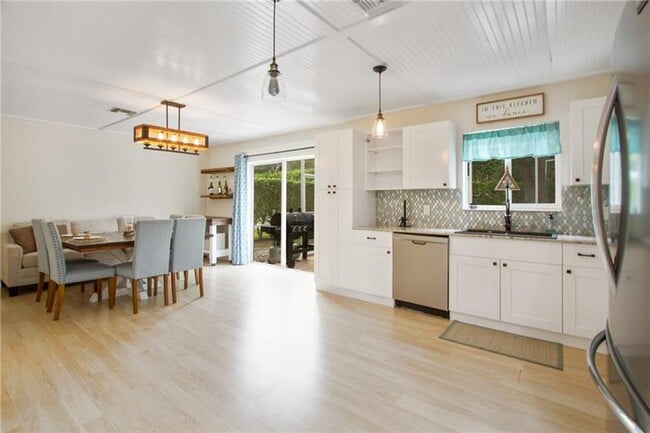 Building Photo - 6885 Barnwell Dr