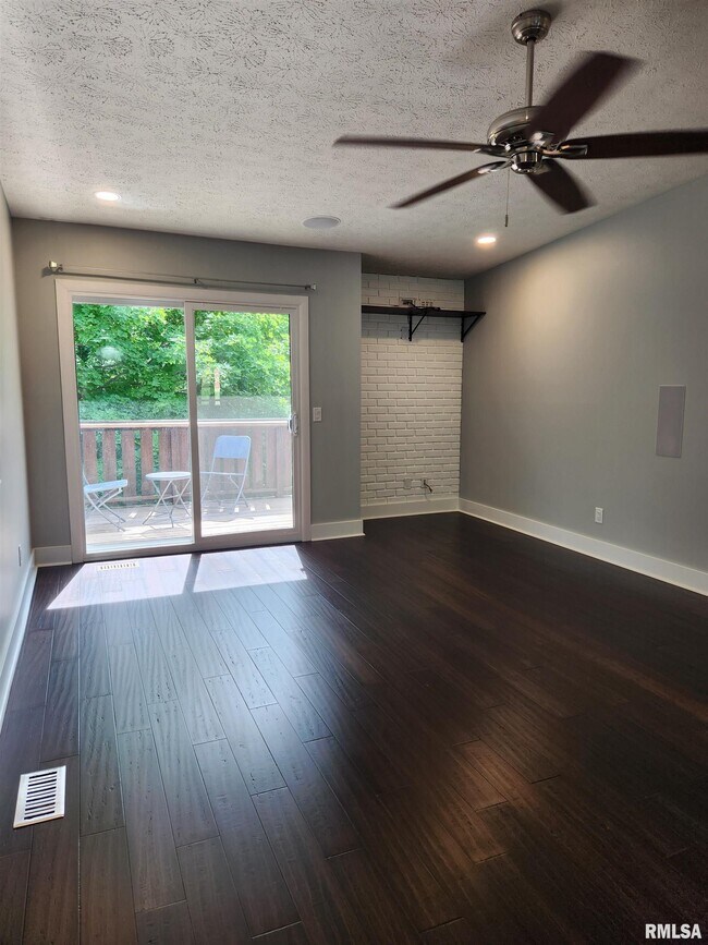 Building Photo - 3439 N Willow Ct