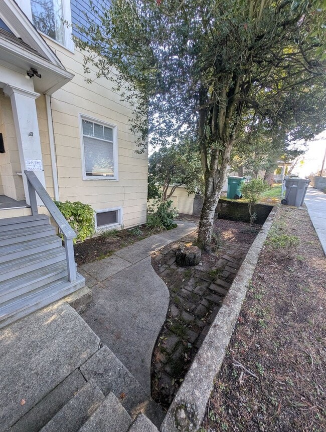 Building Photo - 3 Bedroom Bremerton Charmer with Stunning ...