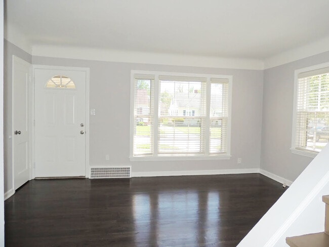 Building Photo - 3 Bed - 1 Bath Cape Cod for Rent!