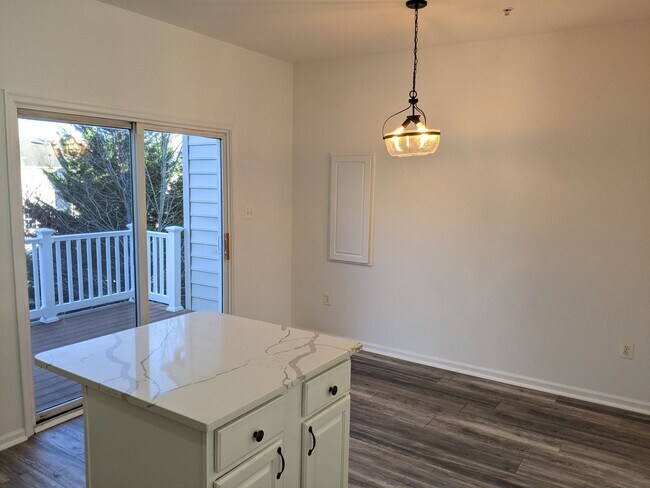 Building Photo - Renovated (upper level) two story condo in Ballenger Creek available mid August!