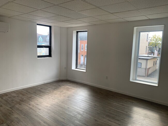 Building Photo - 2nd Floor Modern Renovated 1 Bedroom Parki...