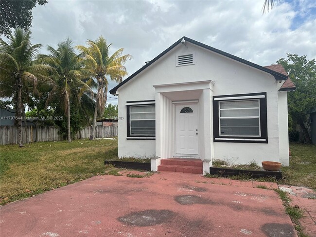 Primary Photo - 2135 Lincoln St