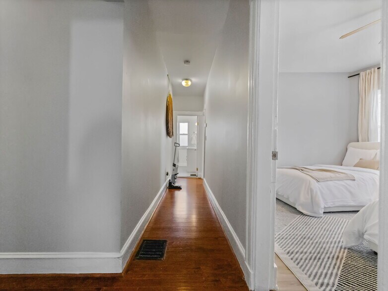 Building Photo - 168 School St