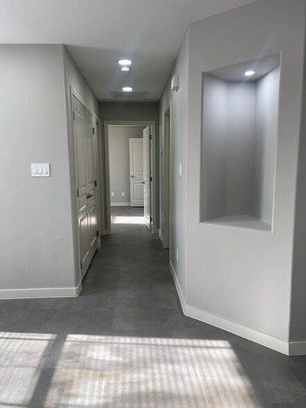 Building Photo - 404 E 2nd St