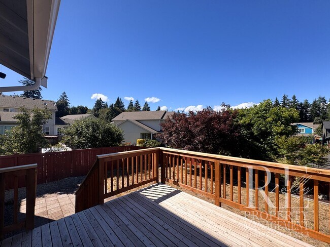 Building Photo - Spacious Bremerton Retreat with Designer Kitchen, Large Fenced Yard & Primary Suite