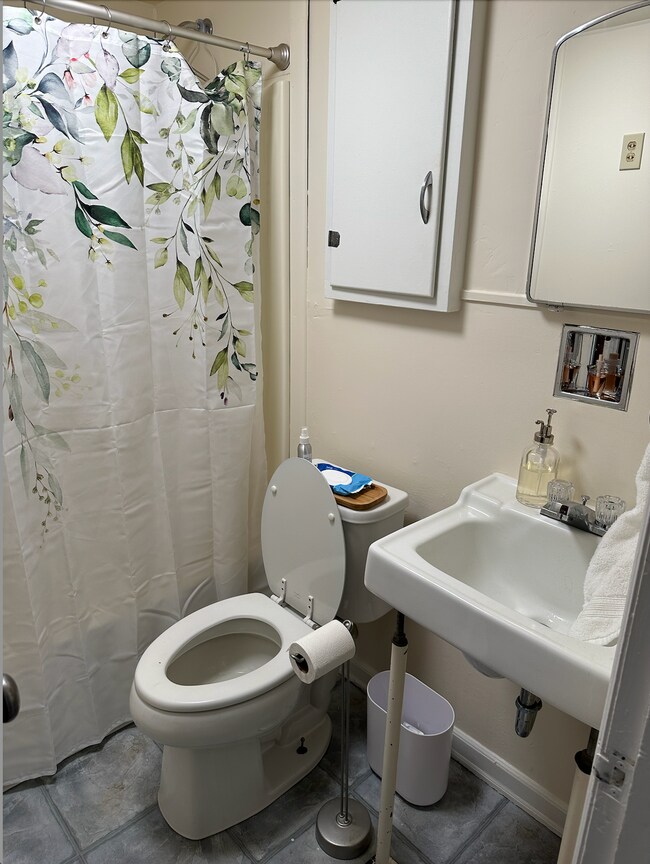 Building Photo - 214 S G St