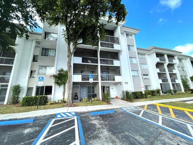 Building Photo - 711 N Pine Island Rd
