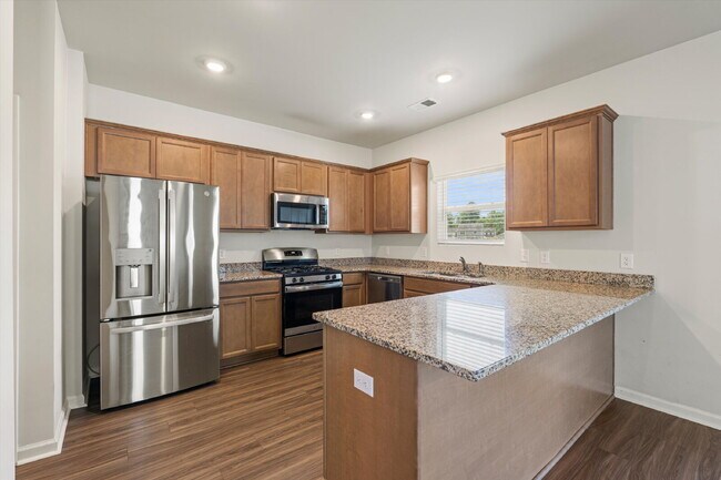 Building Photo - 4 Bedroom, 2.5 baths, with a 2 car garage located in Shell Point Farm.