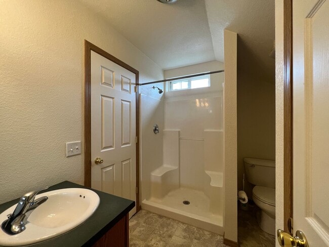 Building Photo - WINTER SPECIAL - $1695 Base Rent January-March - 2 Bed 2 Bath