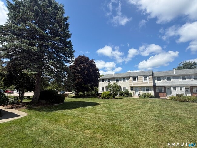 Building Photo - 142 E Gate Ln