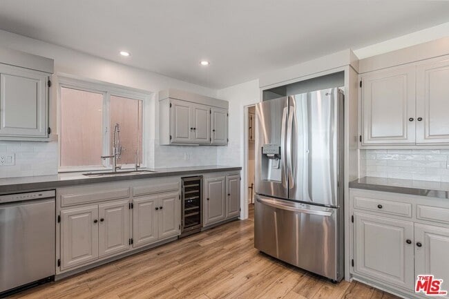 Building Photo - 2308 The Strand