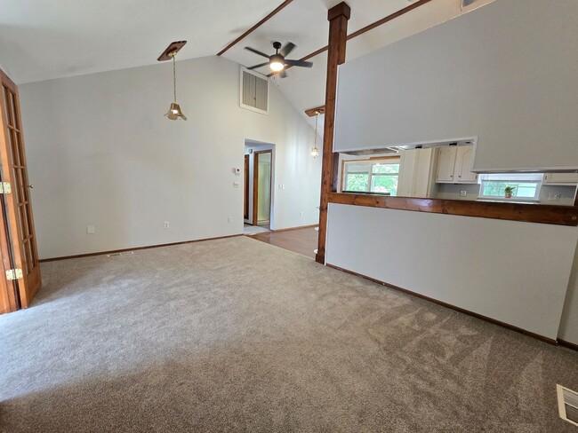 Building Photo - 3 Bedroom home in Mackinaw!