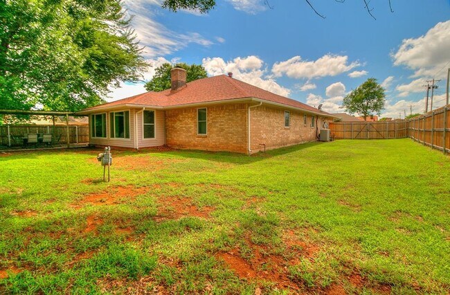 Building Photo - 100 3 Oaks Dr