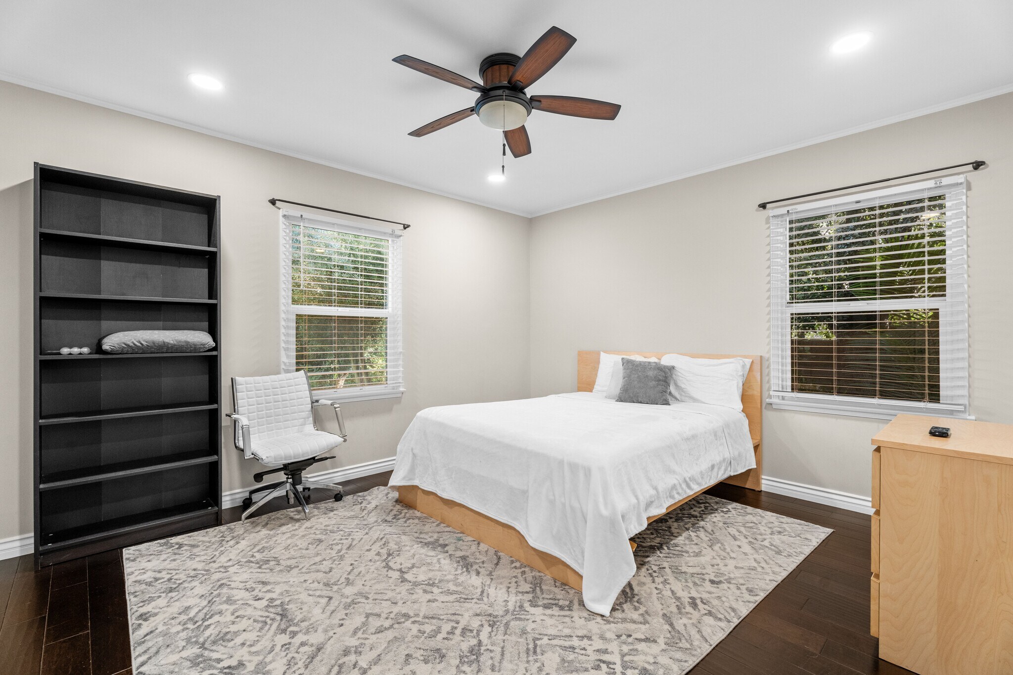 Building Photo - 4242 Van Nuys Blvd