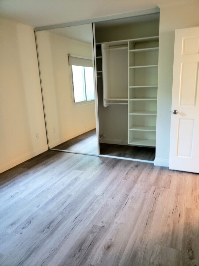 Building Photo - 713 Huntley Dr