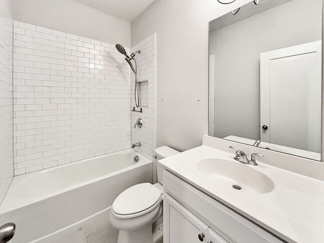 Building Photo - Beautiful 3 BR Townhome in Woodstock!