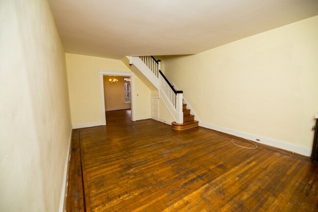 Building Photo - 2026/2027 JHU Off-Campus Charles Village 3bd/1ba Rowhouse w/ W/D!! Available 6/9/26