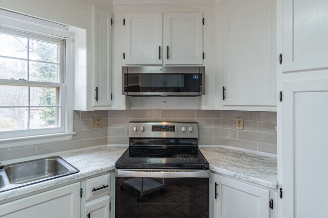 Building Photo - Welcome to this stunning 4-bedroom, 3-bathroom home located in the vibrant neighborhood of Kriste...