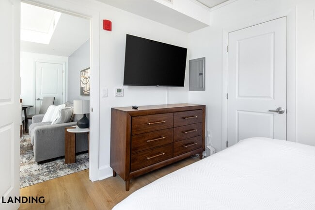 Building Photo - 933 McGee St