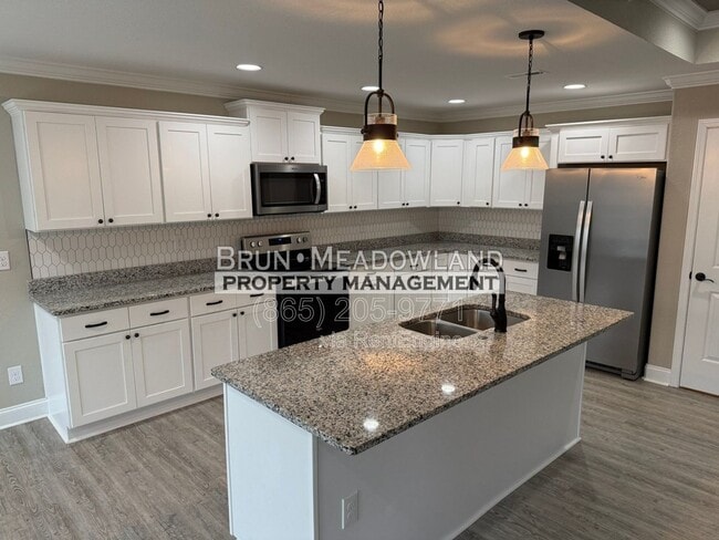 Building Photo - 3869 Doral Dr