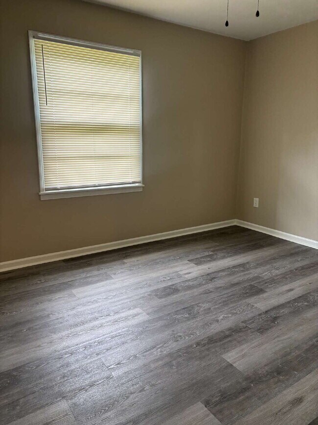 Building Photo - "Charming 3-Bedroom Gem on Winfield Road - Cozy Comfort Awaits in 966 Sq Ft!"