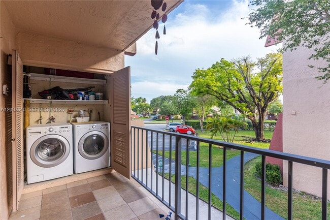 Building Photo - 13715 Kendale Lakes Cir