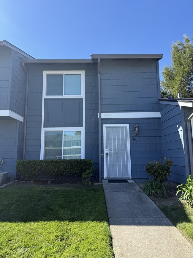 Building Photo - 1180 Spring Valley Common