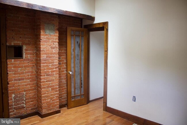 Building Photo - 209 W Chestnut St