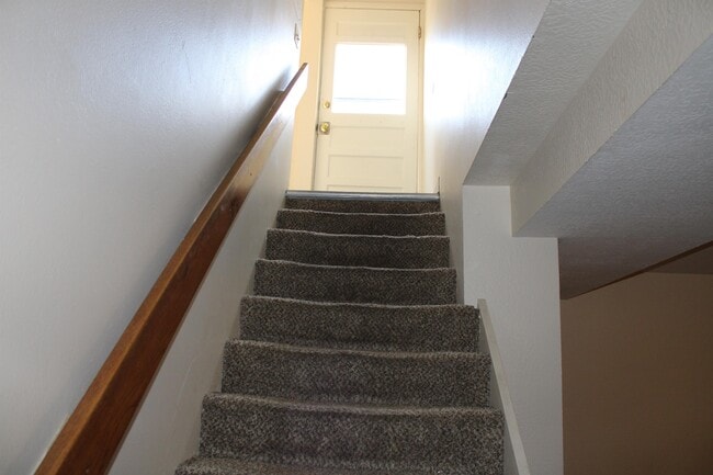 Building Photo - 1832 N Crestmore Ct