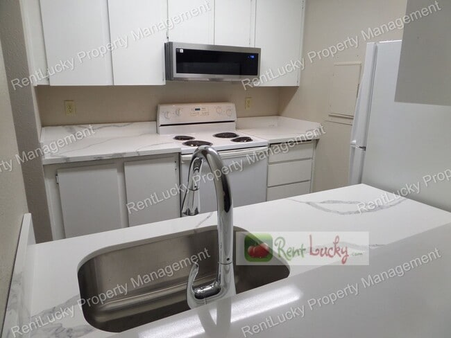 Building Photo - Cute & Updated 1-Bedroom Condo in Convenie...