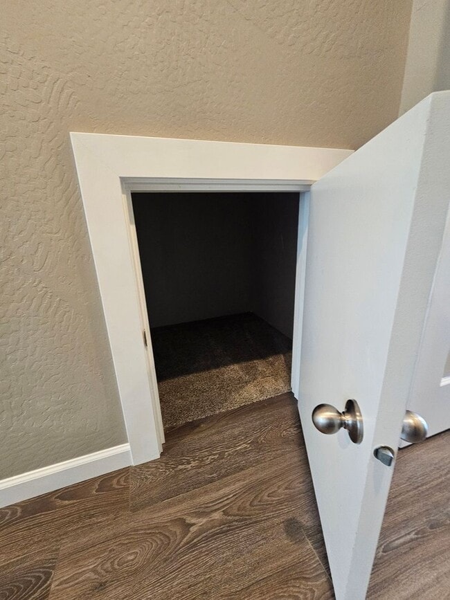 Building Photo - Beautiful Townhome in East Medford
