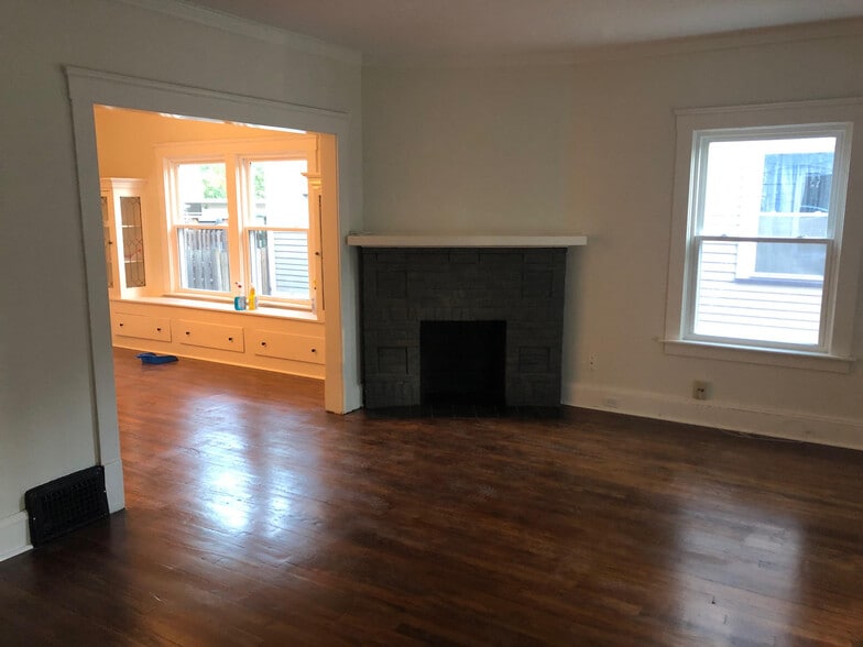 None working fire place - 1333 Belle Ave