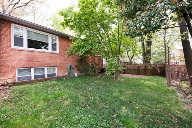 Building Photo - 6789 Little Falls Rd