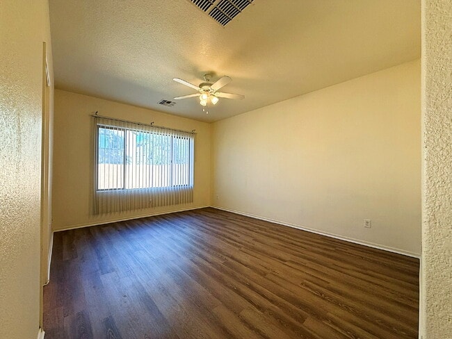 Building Photo - "Charming 3-Bed, 2-Bath Oasis with 1,430 Sq Ft in Phoenix's Heart!"