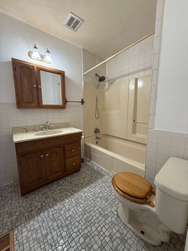 Building Photo - Spacious three bedroom one bath located on the southside.