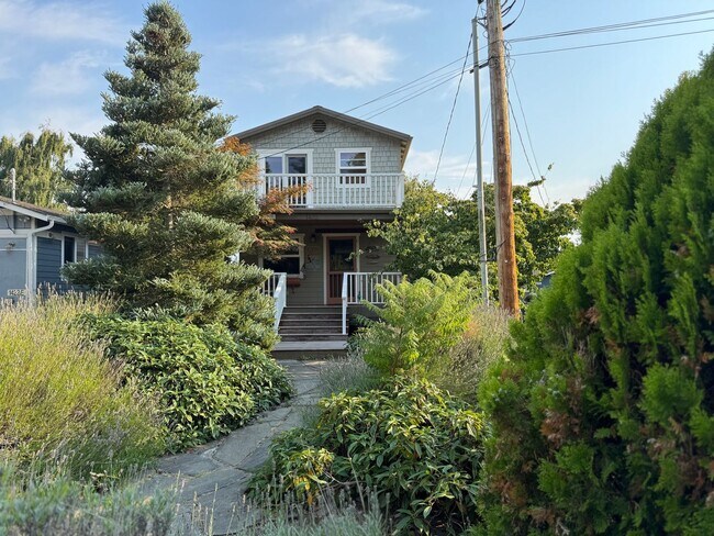 Building Photo - Beach House, Fully Furnished, Short Term J...
