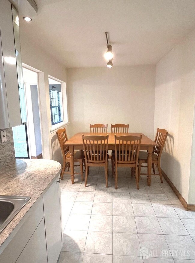 Building Photo - 18 Adams Ct