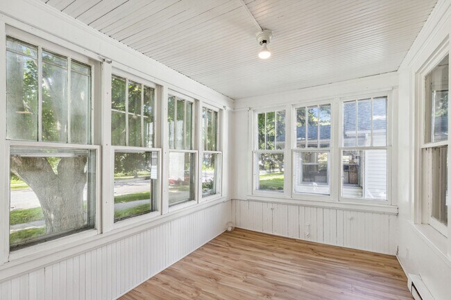 Building Photo - Huge 5 Bedroom - SFH- Walk to Macalester!